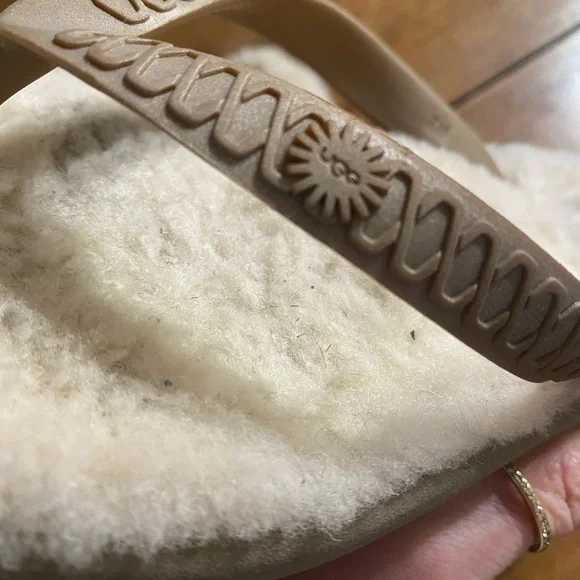 UGG Women's  Comfy Cozy Cream FIip Flops poolside SZ 7 - Picture 8 of 13
